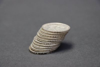 une pile de pièces posée sur une table