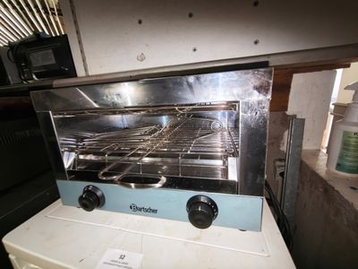 un four grille-pain posé sur un plan de travail