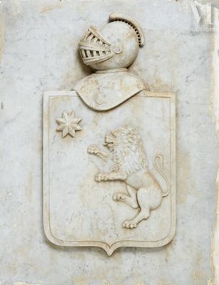 une image représentant une plaque en pierre sur laquelle figurent un lion et un bouclier
