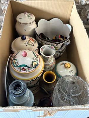 une boîte en carton remplie de nombreux vases de toutes sortes