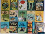 plusieurs livres pour enfants sont alignés sur une surface blanche