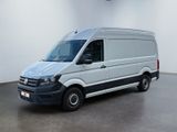 La camionnette blanche est garée dans la pièce vide de l'immeuble.