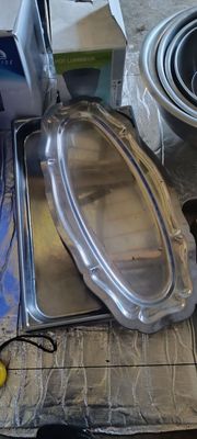 2 torpilleurs inox L. 60 cm et 6 bacs gastro 52 x 31,5 cm.