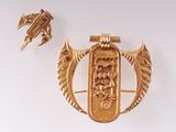 deux broches en or et une épingle ornée d'un oiseau