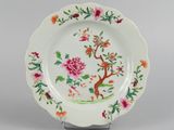 une image représentant une assiette sur laquelle sont peints des fleurs et des oiseaux