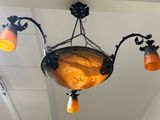 un lustre suspendu au plafond d'une pièce