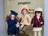 un livre sur la couverture duquel figurent deux poupées