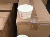 un seau d'eau posé sur une pile de cartons