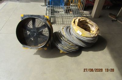 un enchevêtrement de fils et un ventilateur posé par terre