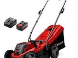 une tondeuse à gazon filaire rouge équipée de deux batteries et d'un cordon d'alimentation
