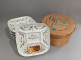 quatre assiettes ornées de motifs différents et une boîte avec un couvercle