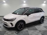 un SUV Opel blanc garé sur un sol à damier
