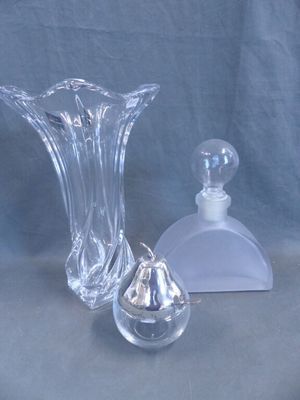 Vase en cristal torse, H. 31 cm + Confiturier en verre et mé…