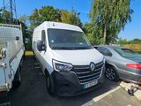 une camionnette blanche garée à côté d'une voiture argentée sur un parking