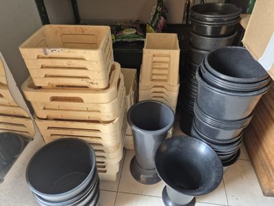 de nombreuses casseroles et poêles posées les unes à côté des autres sur le sol