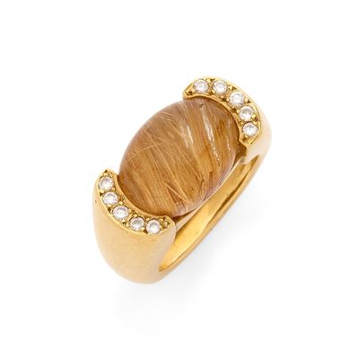 une bague en or sertie d'un œil-de-tigre et de diamants