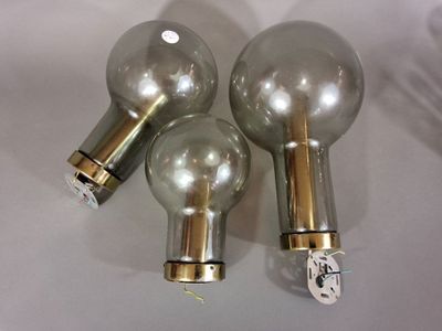 trois ampoules posées sur une table