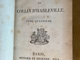 un livre ouvert sur une table
