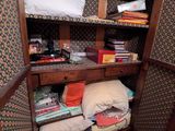 une armoire sur laquelle il y a plein de choses