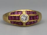 un gros plan d'une bague en or sertie d'un diamant et de rubis