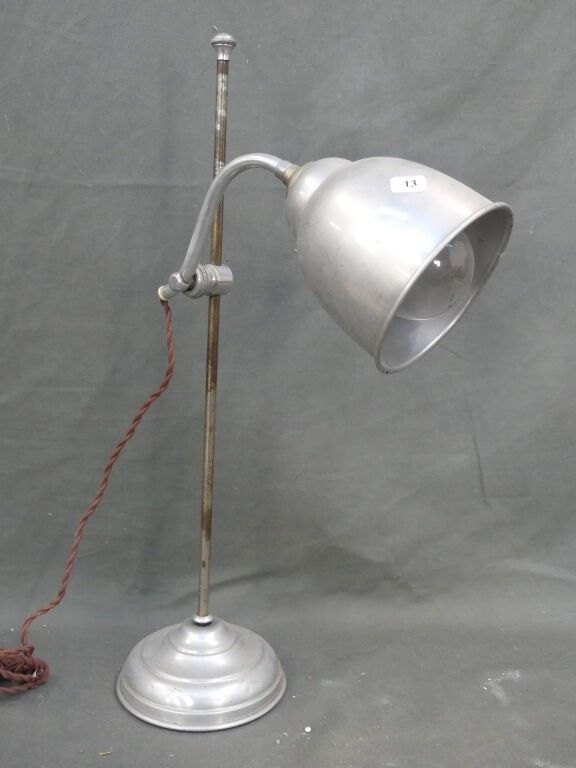 Lampe de bureau en métal chromé à hauteur réglable.