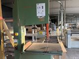 l'image d'une machine située à l'intérieur d'un bâtiment