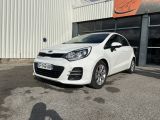 la voiture blanche est garée devant un bâtiment