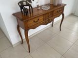 une table en bois sur laquelle est posée une figurine de cheval