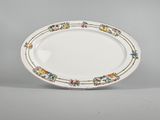 un plat ovale orné d'un motif floral sur le bord