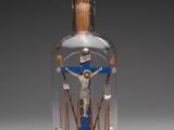 une bouteille en verre contenant un crucifix