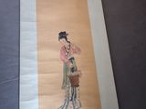 une photo d'un tableau posé sur une feuille de papier posée sur une table