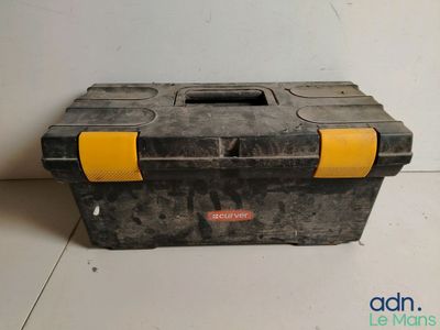 un gros plan d'une boîte à outils posée par terre