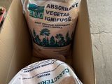 deux sacs de nourriture posés dans une boîte par terre