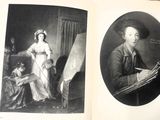 deux photos en noir et blanc représentant un homme et une femme assis sur une chaise