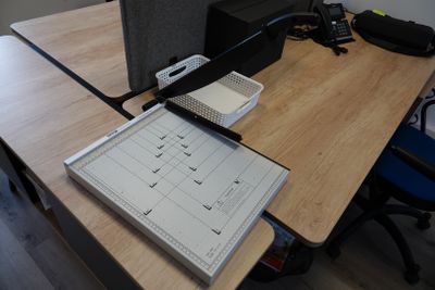 un bureau sur lequel se trouvent un écran, un clavier et une souris