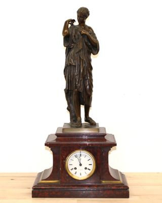 Pendule borne en marbre rouge sommée d'une Diane de Gabies d…