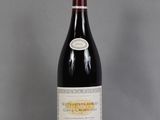 une bouteille de vin posée sur une table