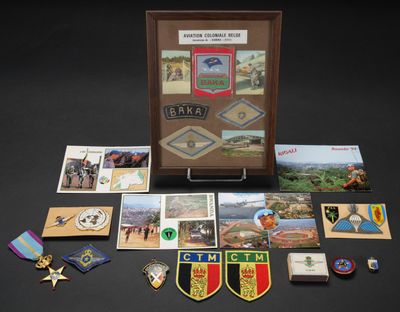 une vitrine sur laquelle sont exposées de nombreuses médailles et photos