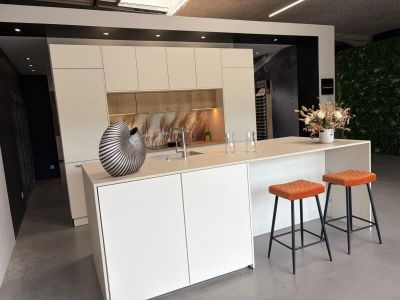 une cuisine avec un îlot central et des tabourets