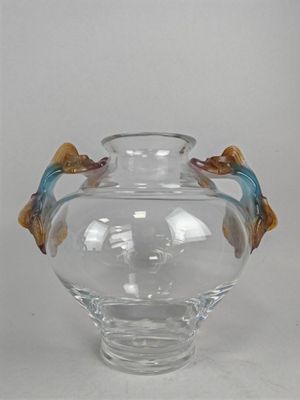 un vase en verre transparent orné d'un motif de poisson
