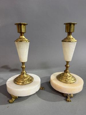 paire de bougeoirs anciens en laiton et marbre, sur des socles en marbre