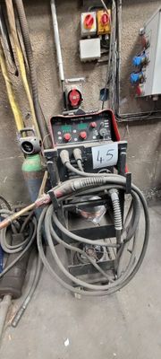 une image d'une machine à souder dans un garage