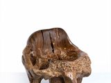 une chaise en bois posée sur une surface blanche