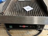 une photo d'un barbecue posé sur une palette