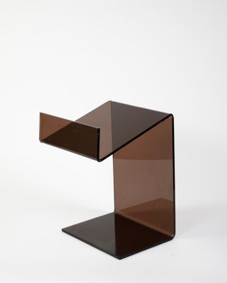 une photo d'une table d'appoint en verre brun avec un piètement noir