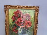 une photo d'un tableau représentant des fleurs rouges dans un vase