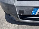 Quelqu'un prend une photo de l'avant d'une voiture avec son téléphone portable