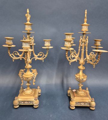 paire de candélabres anciens en laiton sur pied