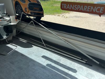 une voiture posée sur le rebord d'une fenêtre