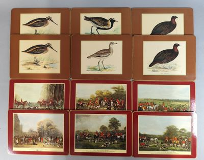 six cartes représentant des oiseaux et des animaux, posées sur une table